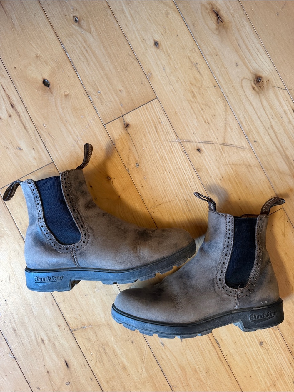Blundstone Women’s Chukka Chelsea Boots in Distressed Brown with Black Elastic